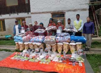 हुम्लाका ११ विपन्न तथा दलित परिवारलाई खाद्यान्न र दैनिक उपभोग्य सामग्री हस्तान्तरण