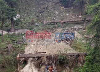 एकातिर सीमा बिबाद अर्कोतर्फ दुई जिल्लाका स्थानीय मिलेर झोलुङ्गे पुल निर्माण
