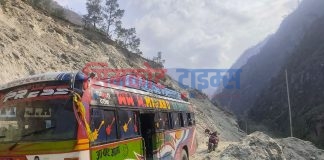 बिहानैबाट कर्णाली करिडोरका खच्चामा सुख्खा पहिरोले सडक अबरुद्ध
