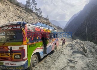 बिहानैबाट कर्णाली करिडोरका खच्चामा सुख्खा पहिरोले सडक अबरुद्ध