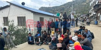 सिमा विवादलाई हुम्लाका जनप्रतिनिधिहरुद्धारा जिल्ला प्रशासन कार्यालयमा धर्ना