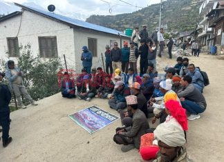 सिमा विवादलाई हुम्लाका जनप्रतिनिधिहरुद्धारा जिल्ला प्रशासन कार्यालयमा धर्ना