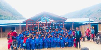 वागेश्वरी आधारभूत विद्यालयमा अध्ययनरत विद्यार्थीहरूलाई ट्र्याकसुट सहयोग