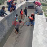 प्रहरीद्धारा नहरमा जमेको लेदो हटाएप्छि अबरुद्ध बिधुत सुचारु