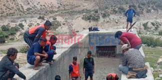 प्रहरीद्धारा नहरमा जमेको लेदो हटाएप्छि अबरुद्ध बिधुत सुचारु