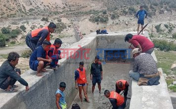 प्रहरीद्धारा नहरमा जमेको लेदो हटाएप्छि अबरुद्ध बिधुत सुचारु