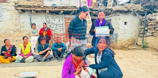 स्वास्थ्यकर्मीद्धारा सहि किसिमले स्तनपान गराउने तरिका प्रर्दशनी