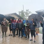 फोहोरले भरिएको ढल सरसफाईमा लागे सिमकोट गाउँपालिकाका प्रशासकीय अधिकृत