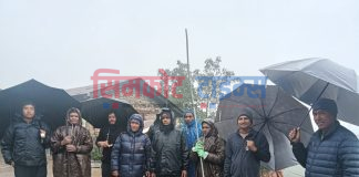 फोहोरले भरिएको ढल सरसफाईमा लागे सिमकोट गाउँपालिकाका प्रशासकीय अधिकृत