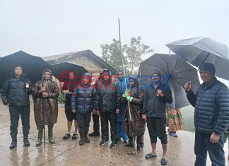 फोहोरले भरिएको ढल सरसफाईमा लागे सिमकोट गाउँपालिकाका प्रशासकीय अधिकृत