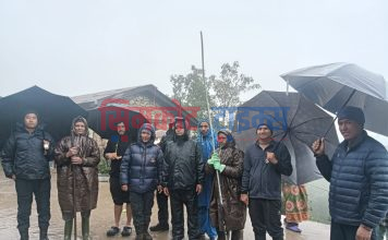 फोहोरले भरिएको ढल सरसफाईमा लागे सिमकोट गाउँपालिकाका प्रशासकीय अधिकृत