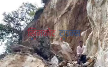 कर्णाली करिडोरको हुम्ला खण्डको छारेमा चट्टान खसेपछि सडक अबरुद्ध