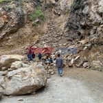 सडकमा खसेको ढुङ्गा हटाएपछि सिमकोट हिल्सा सडक सुचारु