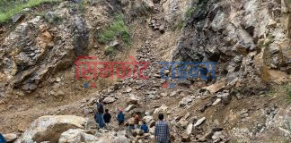 सडकमा खसेको ढुङ्गा हटाएपछि सिमकोट हिल्सा सडक सुचारु