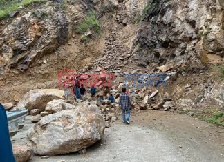 सडकमा खसेको ढुङ्गा हटाएपछि सिमकोट हिल्सा सडक सुचारु