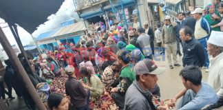 सिमकोटमा ग्यासको अभाव, खाली सिलिन्डर बोकेर लाइनमा बस्न बाध्य उपभोक्ता
