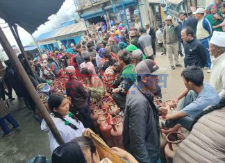 सिमकोटमा ग्यासको अभाव, खाली सिलिन्डर बोकेर लाइनमा बस्न बाध्य उपभोक्ता