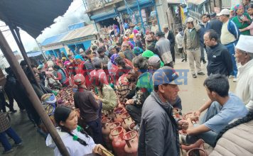 सिमकोटमा ग्यासको अभाव, खाली सिलिन्डर बोकेर लाइनमा बस्न बाध्य उपभोक्ता