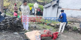 अदानचुलीको मछारीमा घरमाथि ढुङ्गा खस्दा घाईते भएका तीन जनाको हेलिकोप्टरबाट उद्धार