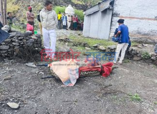 अदानचुलीको मछारीमा घरमाथि ढुङ्गा खस्दा घाईते भएका तीन जनाको हेलिकोप्टरबाट उद्धार