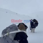 दशै मनाउन ताक्लाकोटबाट २४१ जना हुम्लीवासी नारा लेकको हिउ पैदल छिचोल्दै फिर्ता