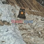 नारा लेकको सडकको हिउ फाल्ने कार्य सम्पन्न हुँदा यातायात सेवा सुचारु