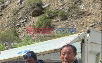 न्यालु लेकको सडकमा जमेको हिउ पन्छाउने कार्य रोकिएपछि लिमीका वडा अध्यक्ष तामाङ सिमकोटमा डेलिगेशन