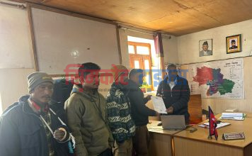 खच्च सडकले यातायात सेवा सञ्चालनमा समस्या भएको भन्दै यातायात ब्यवसायीद्धारा ज्ञापनपत्र पेश